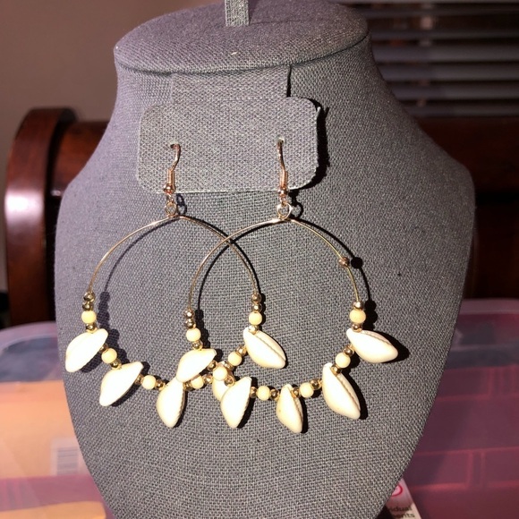 Shell Earrings Bohemian Style Natural Seashell Goldtone Hoop Earring - Picture 1 of 3